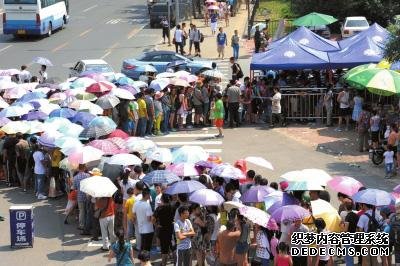 游客大軍在北大東門(mén)外等待。